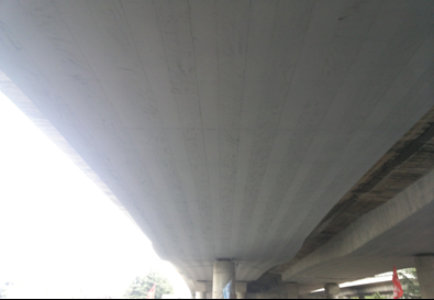 梁體粘貼碳纖維布，并進(jìn)行梁底修補(bǔ)